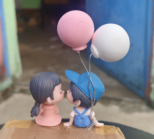 Cute Loving Couple Statue with Balloons