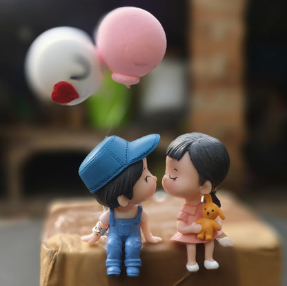 Cute Loving Couple Statue with Balloons