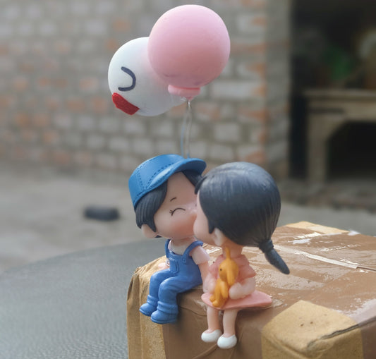 Cute Loving Couple Statue with Balloons