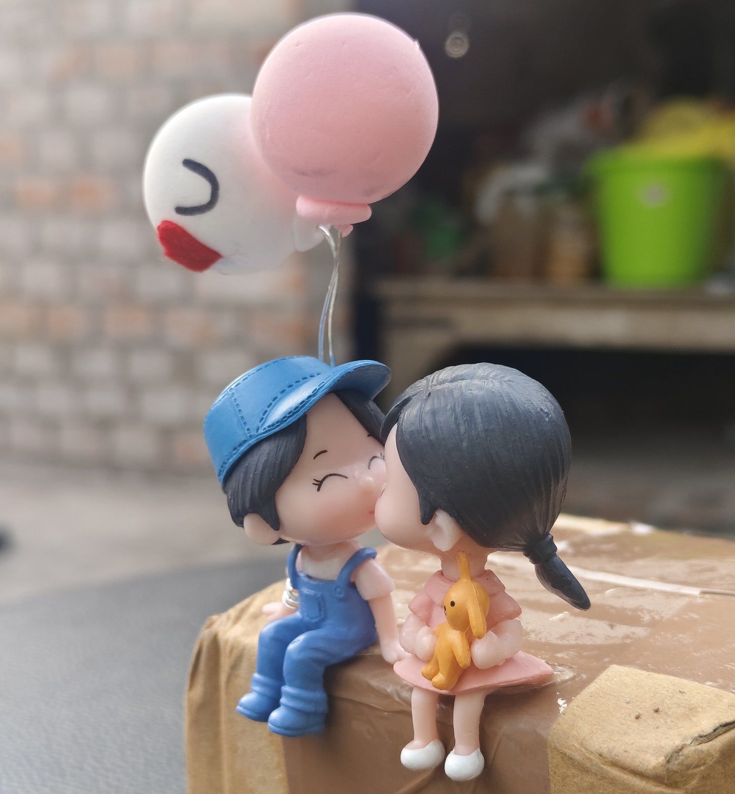 Cute Loving Couple Statue with Balloons